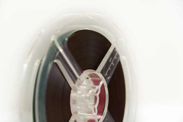 Magnetband für Audio-Recorder auf weißem Hintergrund isoliert - Foto, Bild