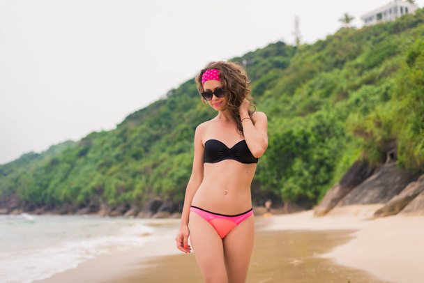 Donna in bikini sulla spiaggia tropicale - Foto, immagini