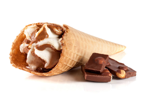 deux cônes de crème glacée avec barre de chocolat fond blanc isolé
 - Photo, image