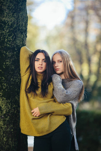 Deux filles posant dans le parc - Photo, image
