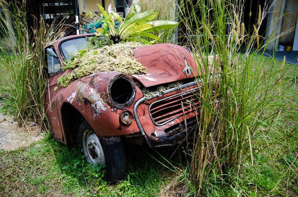 Vecchia auto arrugginita abbandonata. Fondo retrò
 - Foto, immagini