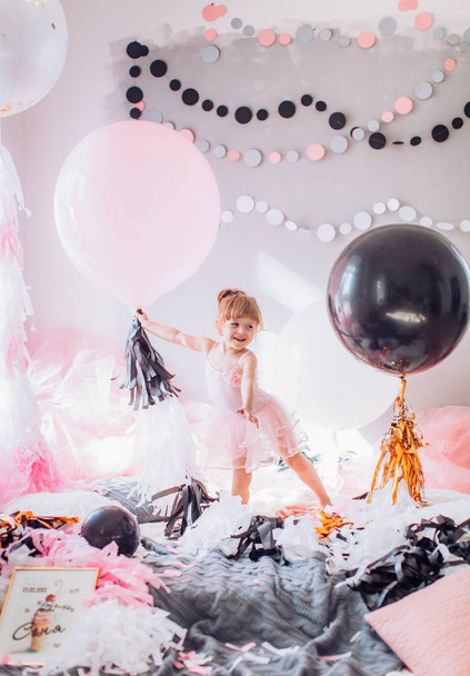 baby girl with  balloons in room - 写真・画像