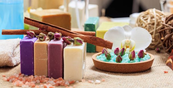 Разнообразие мыльных батончиков на деревянном фоне
 - Фото, изображение