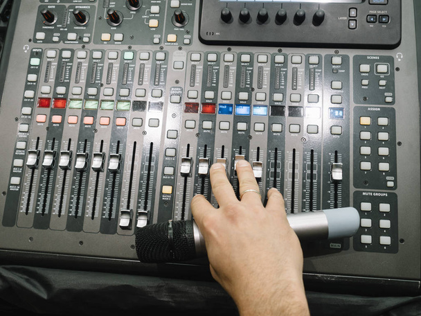 Lo stand DJ è lo strumento principale per creare musica
. - Foto, immagini