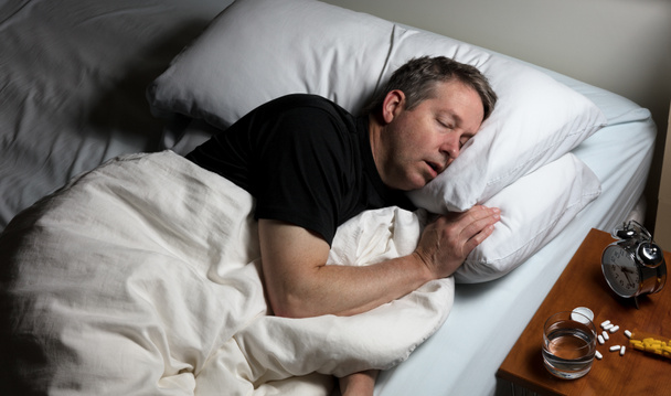 Ώριμος άνδρας προσπαθεί να κοιμηθείτε μετά τη λήψη ιατρικής  - Φωτογραφία, εικόνα