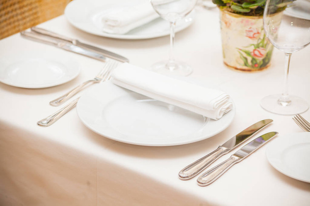 detail of a dining table set up with wine glasses - Foto, imagen
