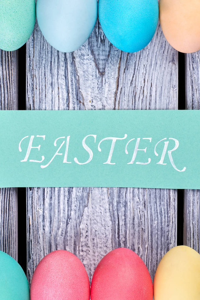 Huevos de colores y tarjeta de Pascua
. - Foto, imagen
