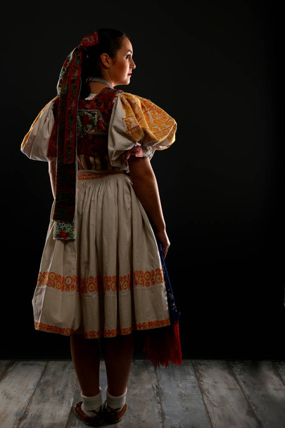 roupas folclore eslovaco
 - Foto, Imagem