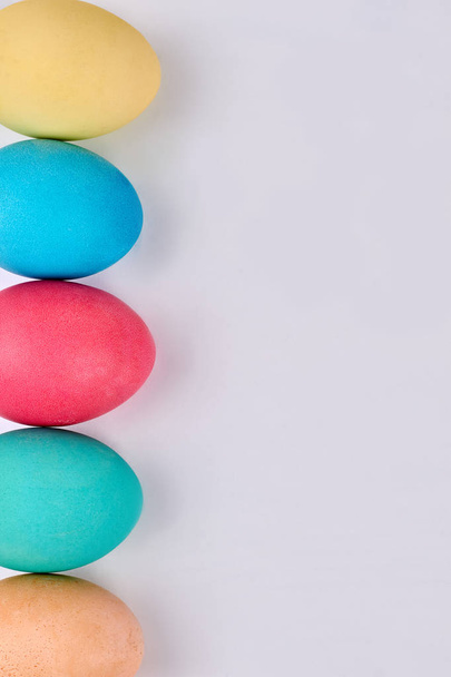 Dyed eggs in row. - Foto, Imagem