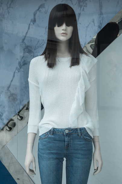 mannequin with blue jean and white pullover  - Фото, зображення