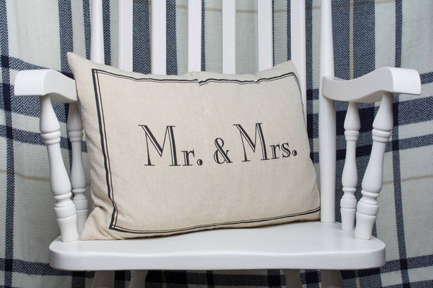 背景にチェック柄ロッキングチェアの氏および夫人のロマンチックな枕 - 写真・画像