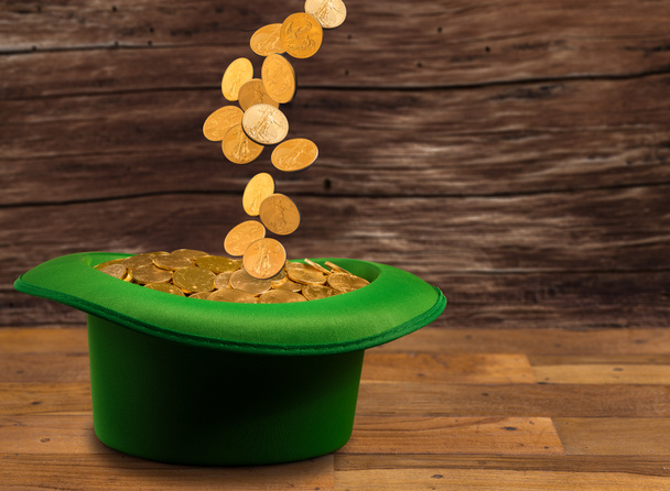 Stapel von Goldmünzen im grünen Hut st patricks day - Foto, Bild