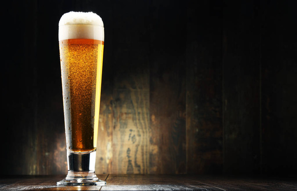 Skład ze szklanką piwa na drewnianym tle - Zdjęcie, obraz