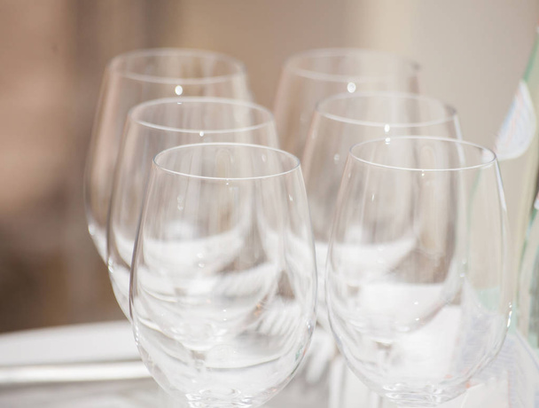 Row of empty wine glasses on bar counter. - Foto, Imagem