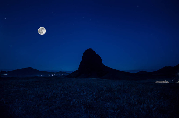 Beau paysage nocturne de seule montagne Goyezen la nuit avec grande pleine lune. Champ et pente de montagne la nuit dans la lumière de la lune. Azerbaïdjan grand Caucase, Gazakh nature
 - Photo, image