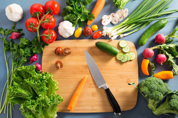 Frau beim Kochen gesund: Gemüse schneiden - Foto, Bild