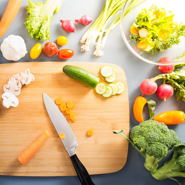 Pohled ženy vaření zdravých potravin shora: řezání zeleniny ingred - Fotografie, Obrázek
