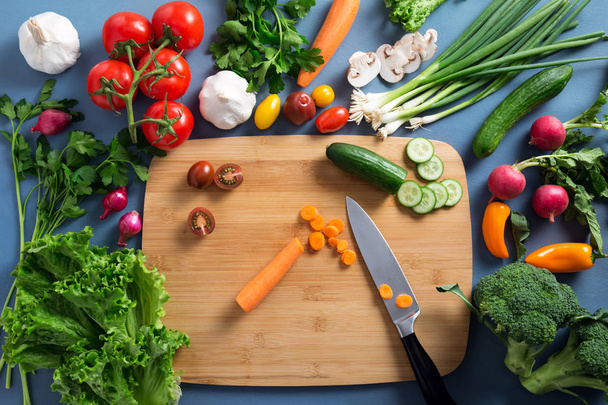 女性の健康食品を料理の平面図: 野菜の真心を切断 - 写真・画像