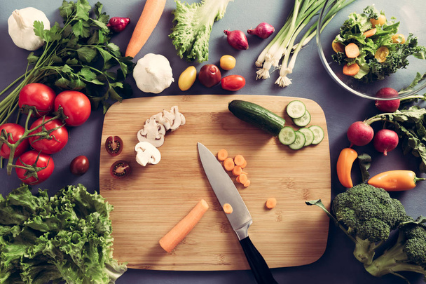 女性の健康食品を料理の平面図: 野菜の真心を切断 - 写真・画像