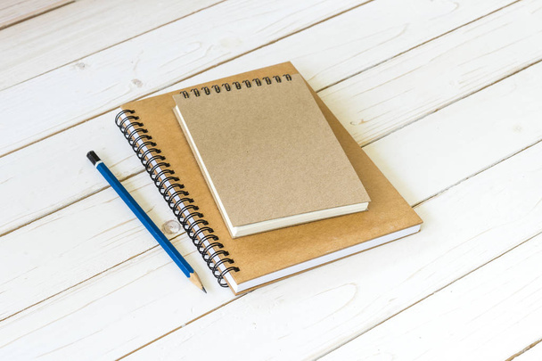 Notizbuch mit leeren Seiten und Bleistift auf Holztisch - Foto, Bild