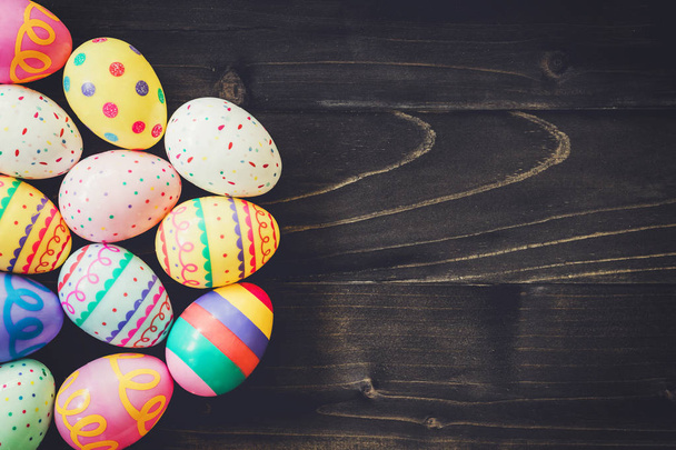 Copyspace fekete fa háttér színes húsvéti tojások.  - Fotó, kép