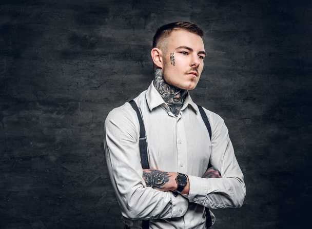 Hombre con tatuajes y brazos cruzados
 - Foto, imagen