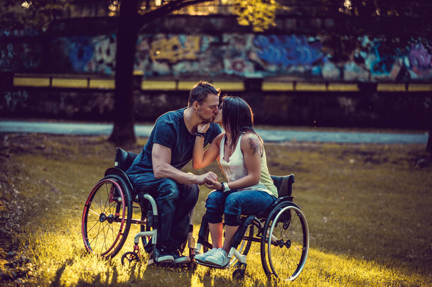 Ειρηνική ανάπηρο νεαρό ζευγάρι  - Φωτογραφία, εικόνα