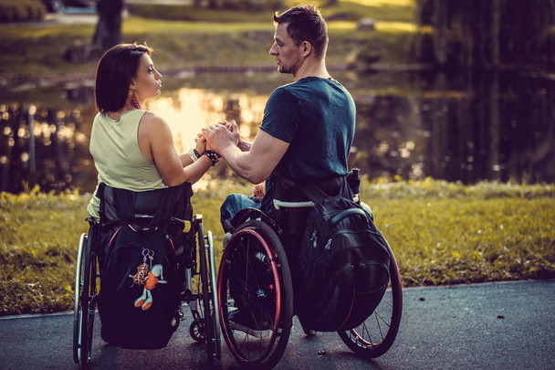 Békés fogyatékos fiatal pár  - Fotó, kép