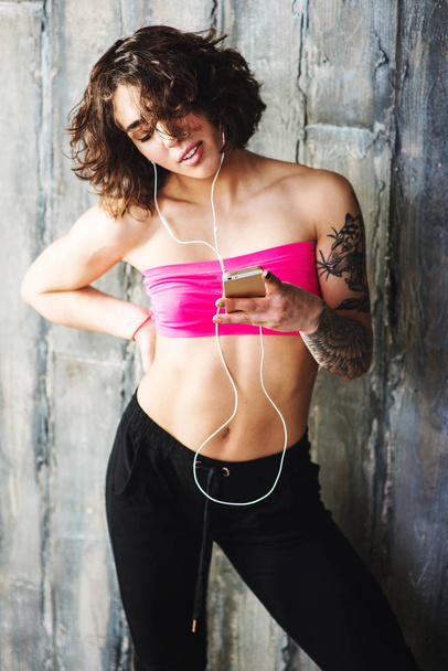Fitness woman with phone - Фото, изображение