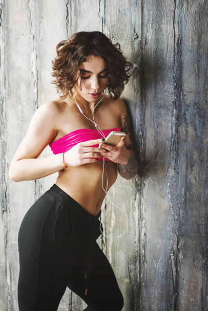 Fitness woman with phone - Foto, Imagem