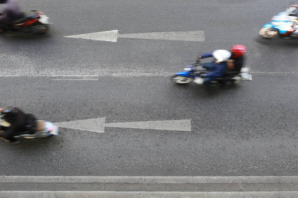 Wegen en pijl symbolen punt om te gaan rechtdoor en motorfietsen worden uitgevoerd. - Foto, afbeelding