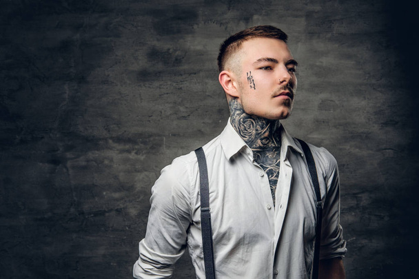 Άνθρωπο με ένα τατουάζ στο πρόσωπό του και τα χέρια - Φωτογραφία, εικόνα