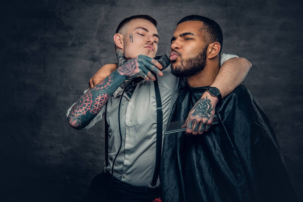 Barbiere tatuate che tagliano la barba
 - Foto, immagini