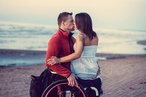 Niepełnosprawnych para na plaży - Zdjęcie, obraz