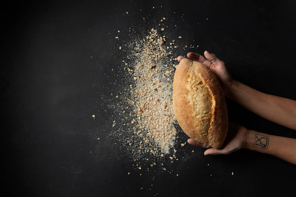 hands holding fresh bread - Fotografie, Obrázek