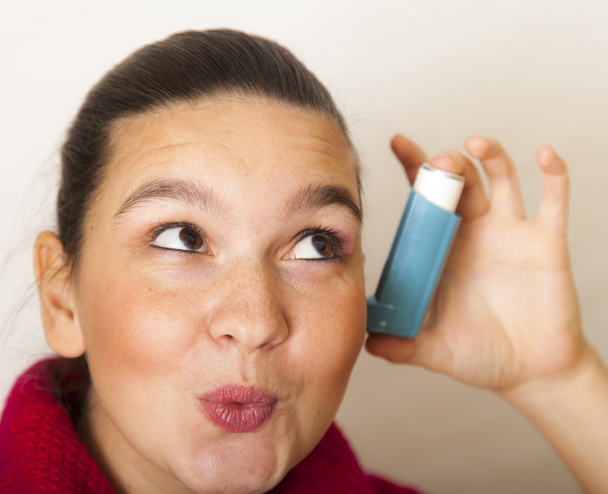 Милая девушка с ингалятором от астмы
 - Фото, изображение