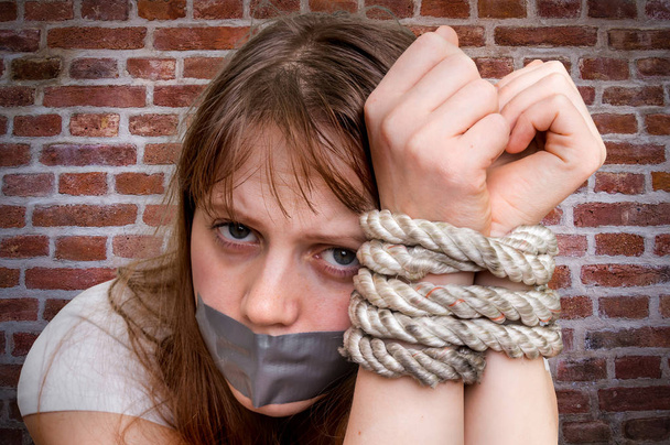誘拐された女 - 暴力概念のロープの手を縛ら - 写真・画像