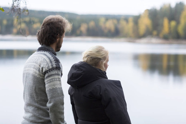 Пара наслаждается видом на озеро из кемпинга
 - Фото, изображение