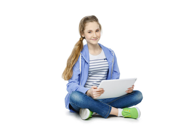 Teen age girl with tablet - Foto, imagen