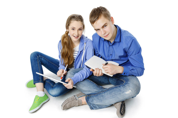 Genç yaş erkek ve kız ile tablet ve defter - Fotoğraf, Görsel
