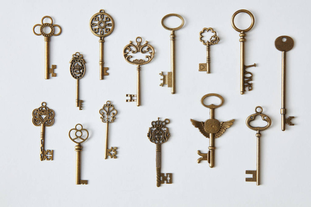 vintage keys on white paper - Foto, Imagem