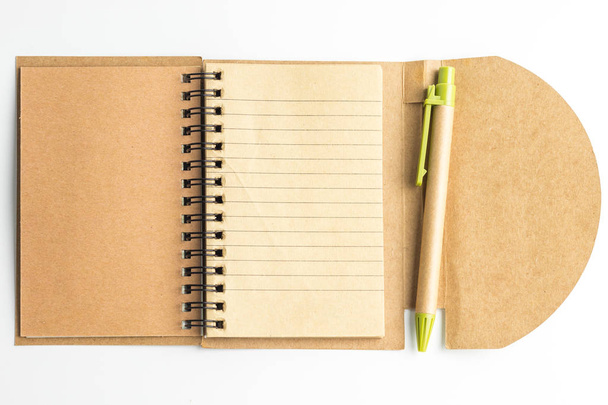 Un cuaderno y una pluma
 - Foto, Imagen