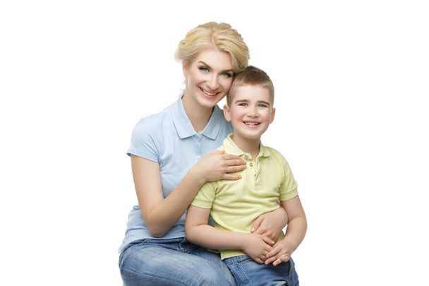 junge Mutter umarmt Sohn - Foto, Bild