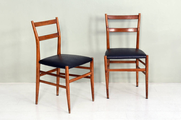 Paire de chaises de cuisine rétro avec pieds en bois
 - Photo, image