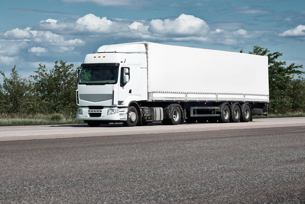 道路、青い空、貨物輸送の概念上のトラック - 写真・画像