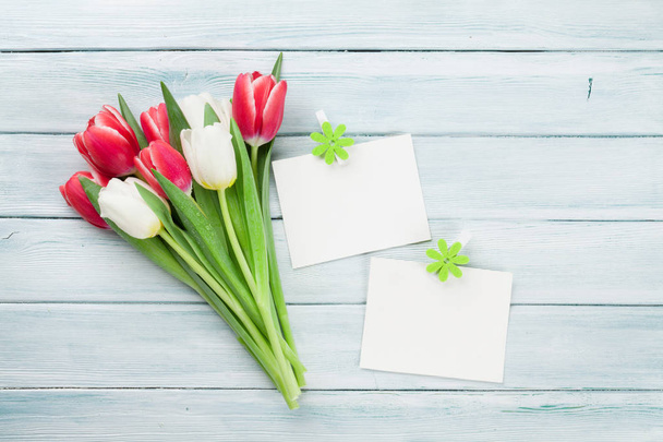tulipany bukiet i puste ramki - Zdjęcie, obraz