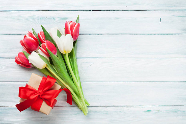 tulips and gift box - Fotografie, Obrázek