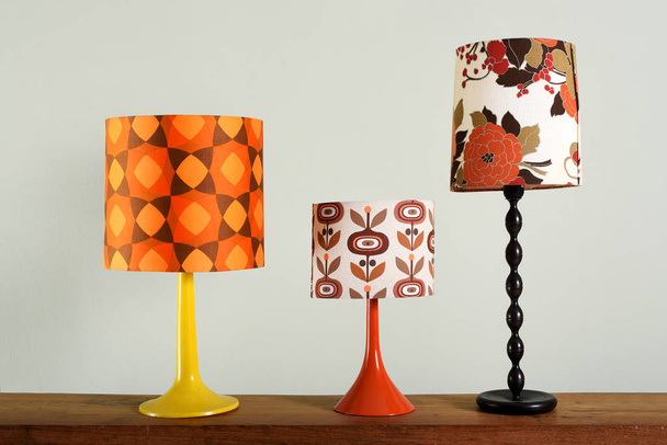 Trois lampes de table vintage avec des nuances colorées
 - Photo, image