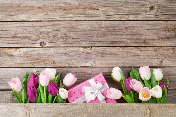 bunte Tulpen und Geschenkbox - Foto, Bild