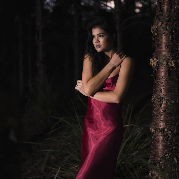 Güzel genç kadın uzun ipek kırmızı dre giyen Gardens - Fotoğraf, Görsel